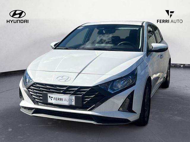 Bianco(met.) Nuova 2025 Hyundai i20 Tre volumi | 19.300 € (Cara) - Immagine 1/4