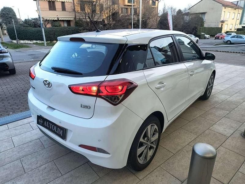 Usata Hyundai i20 Comfort 84 CV (61 kW) 2015 Polar white Utilitaria