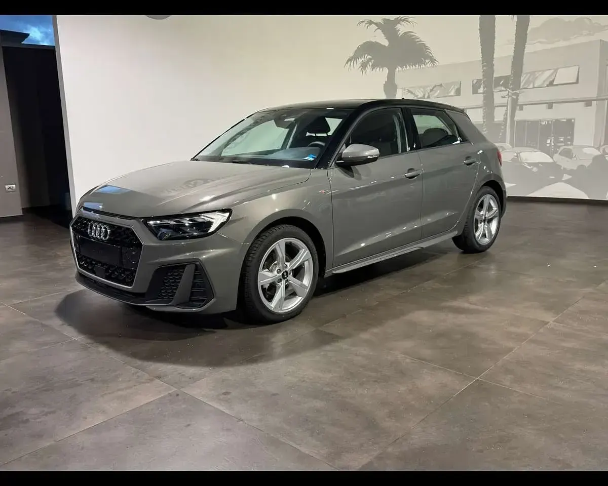 Nuova Audi A1 Sportback S-Line 116 CV (85 kW) 2026 Grigio chronos / tetto nero my Utilitaria