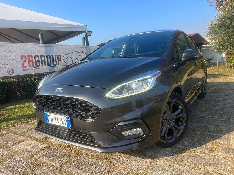 Grigio Usata 2019 Ford Fiesta ST-Line Berlina | 10.800 € (Cara) - Immagine 1/4