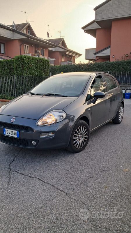 Grigio Usata 2015 Fiat Punto Due volumi | 4200 € (Ottimo prezzo) - Immagine 1/4