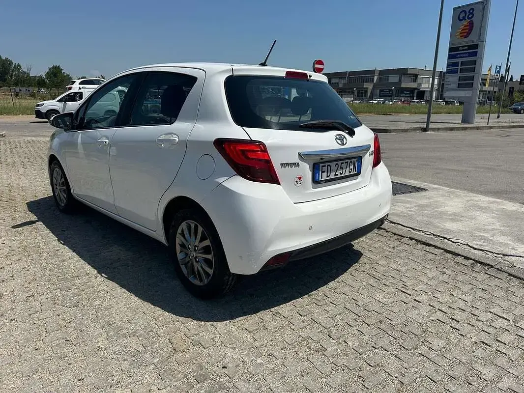 Usata Toyota Yaris 69 CV (50 kW) 2016 Bianco Berlina
