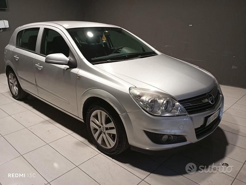 Grigio Usata 2007 Opel Astra Cosmo Tre volumi | 2600 € (Ottimo prezzo) - Immagine 1/4