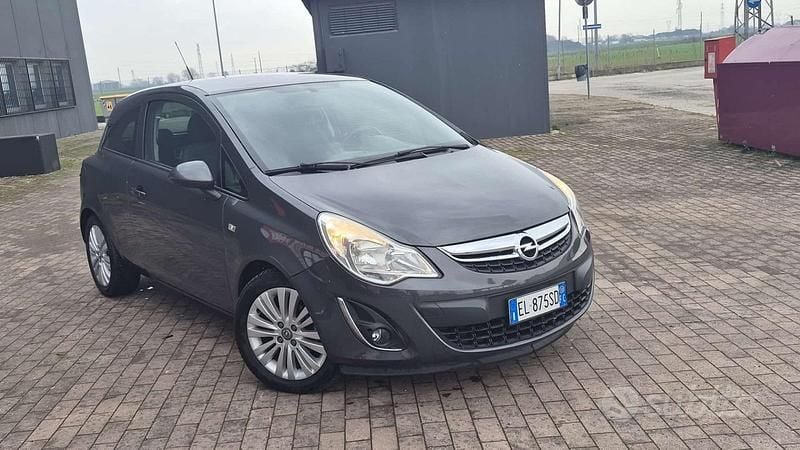 Usata Opel Corsa 85 CV (62 kW) 2012 Grigio Utilitaria