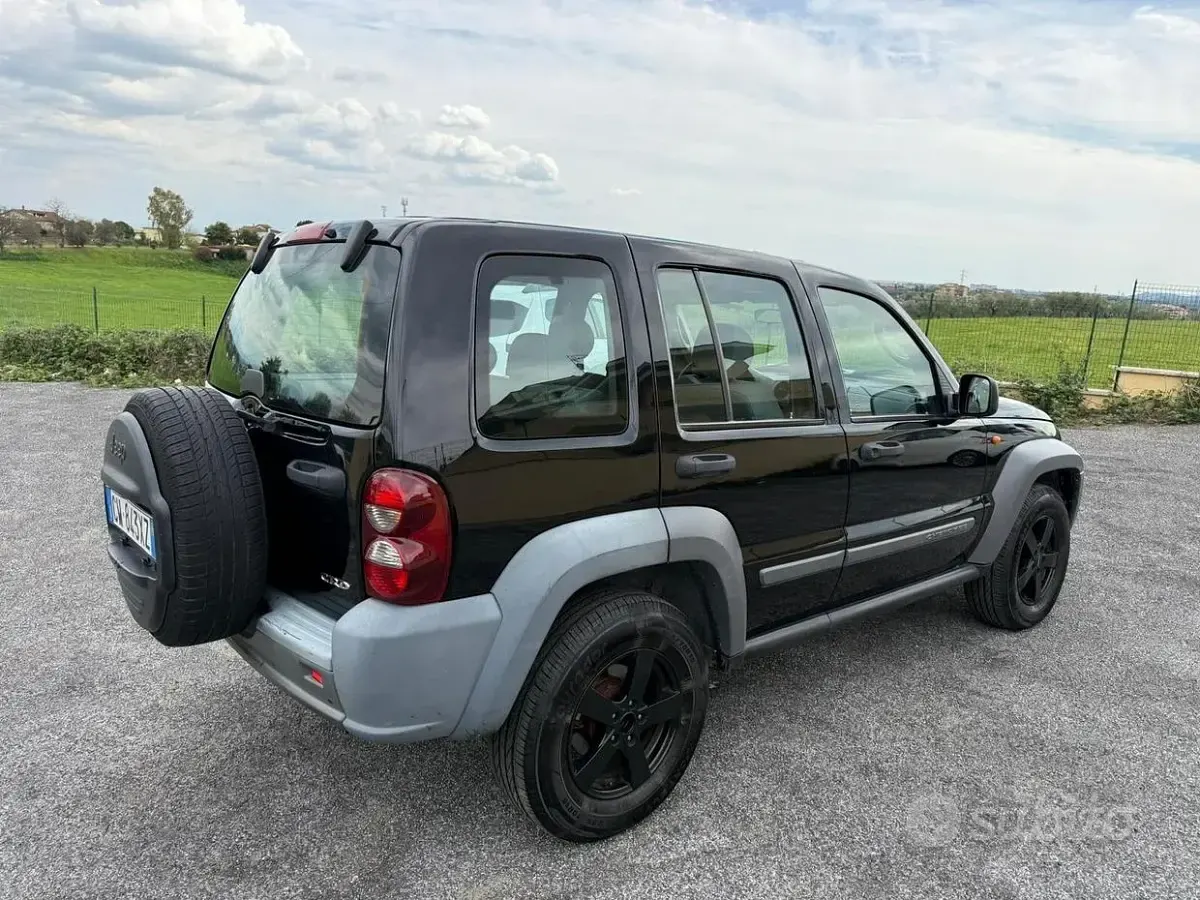 Usata Jeep Cherokee Sport 163 CV (119 kW) 2005 Nero SUV