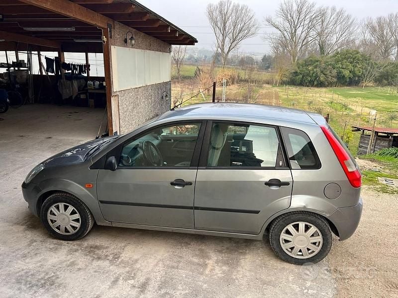 Usata Ford Fiesta 2002 Grigio Utilitaria