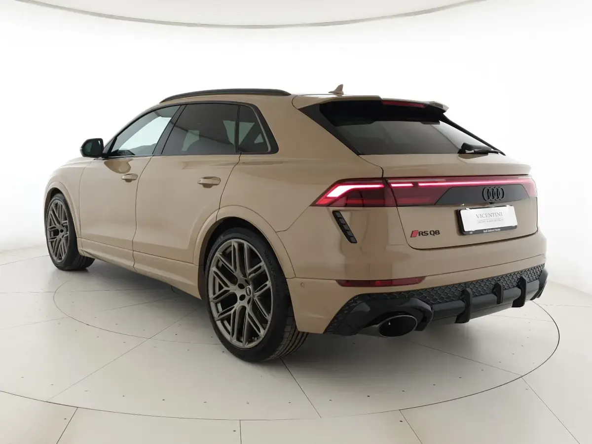 Nuova Audi RS Q8 Performance 640 CV (470 kW) 2026 Oro sakhir metallizzato SUV