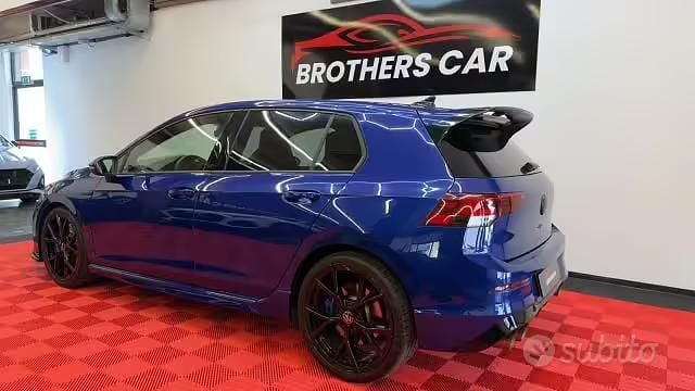 Usata VW Golf VIII R 333 CV (244 kW) 2023 Blu Berlina
