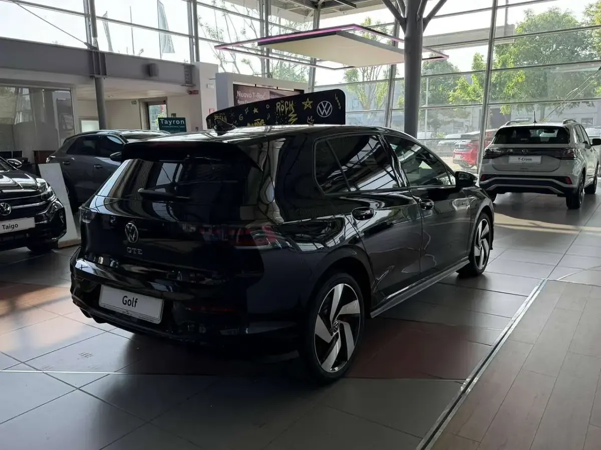 Nuova VW Golf VIII GTE 272 CV (200 kW) 2026 Grenadill black metallizzato Berlina