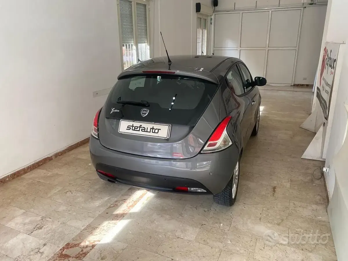 Usata Lancia Ypsilon Silver 69 CV (50 kW) 2015 Grigio Utilitaria