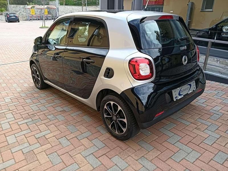 Usata Smart ForFour Prime 71 CV (52 kW) 2015 Nero Utilitaria