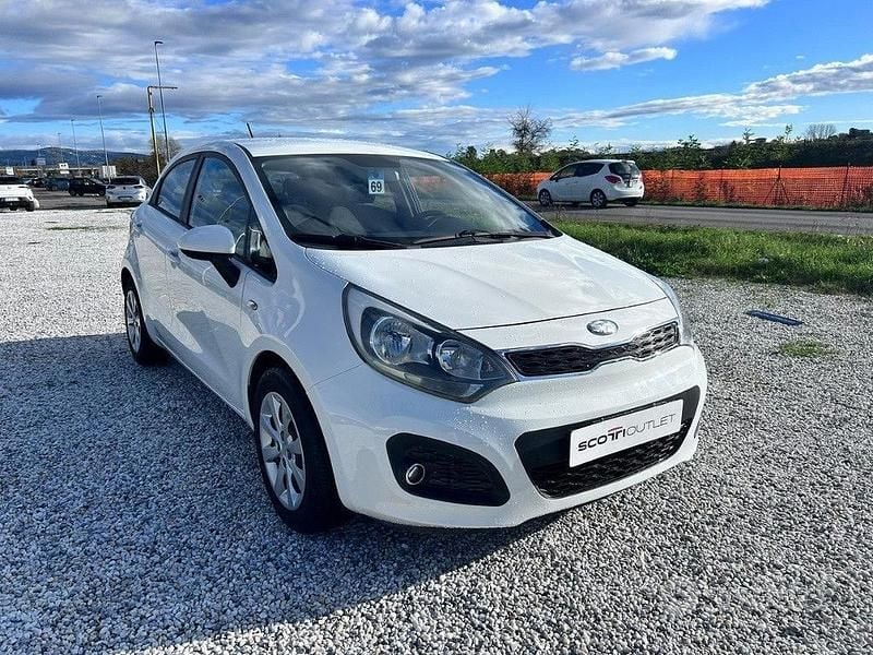 Usata Kia Rio Active 85 CV (62 kW) 2013 Bianco Berlina