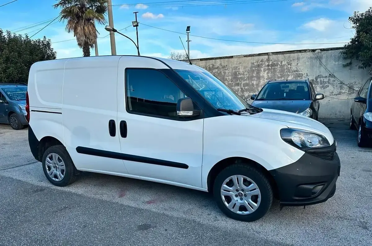 Usata Fiat Doblò Lounge 95 CV (69 kW) 2021 Bianco Monovolume