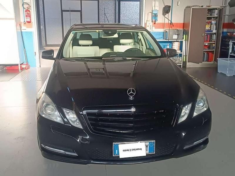 Nero Usata 2012 Mercedes E220 Avantgarde Tre volumi | 9600 € (Buon prezzo) - Immagine 1/4