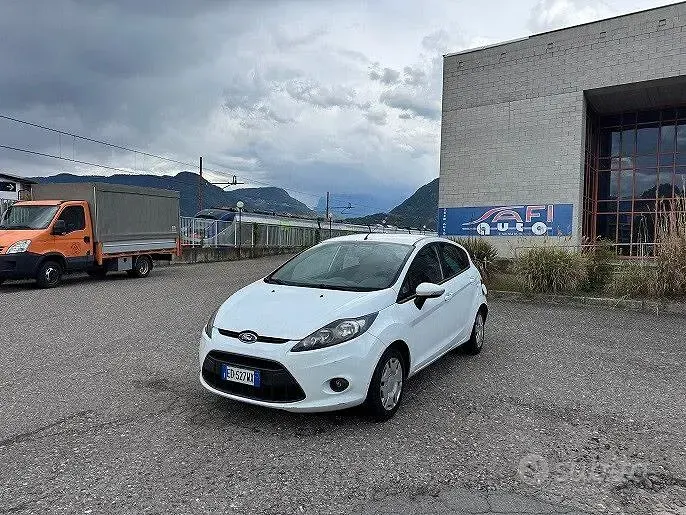 Usata Ford Fiesta 70 CV (51 kW) 2010 Bianco Berlina