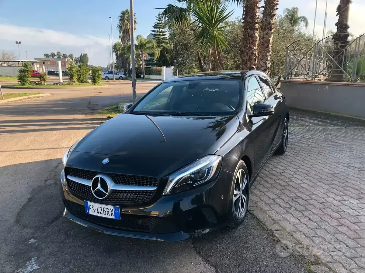 Usata Mercedes A180 Premium 109 CV (80 kW) 2017 Nero Utilitaria