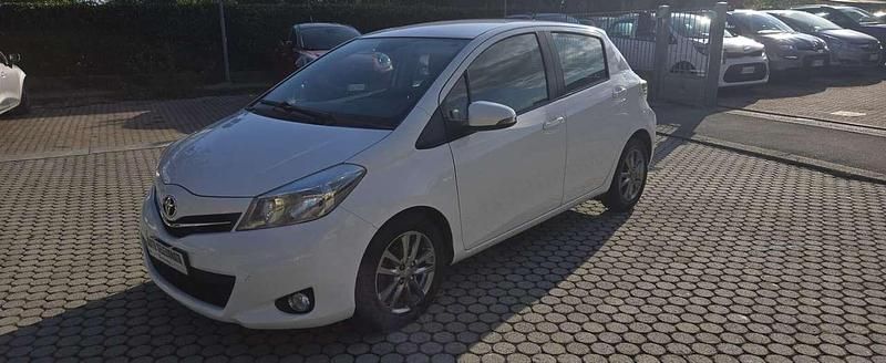 Usata Toyota Yaris Lounge 90 CV (66 kW) 2014 Bianco Berlina