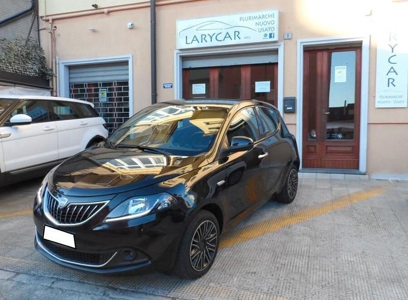 Begagnad Lancia Ypsilon Gold 69 HK (50 kW) 2023 Svart Halvkombi
