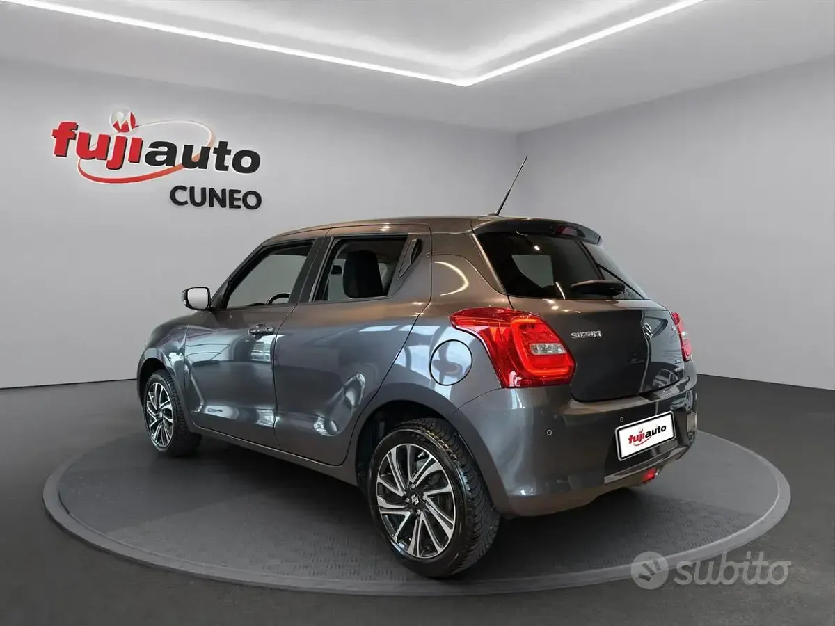 Usata Suzuki Swift 83 CV (61 kW) 2021 Grgio scuro Utilitaria