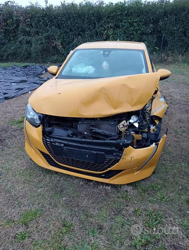 Usata 2021 Peugeot 208 Due volumi | 5000 € - Immagine 1/4