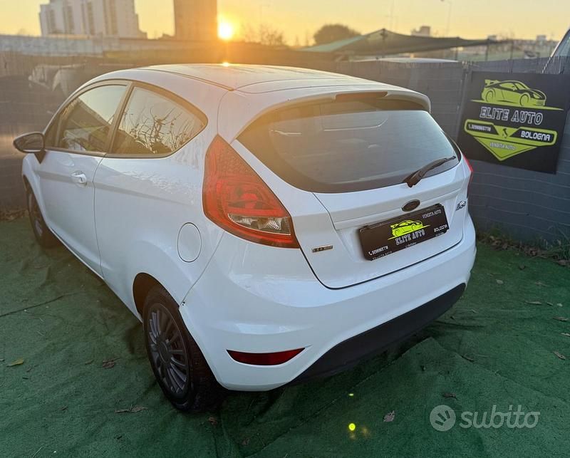 Usata Ford Fiesta Titanium 70 CV (51 kW) 2010 Bianco Berlina