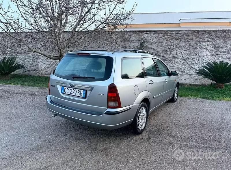 Usata Ford Focus Ghia 115 CV (84 kW) 2002 Grigio Station wagon