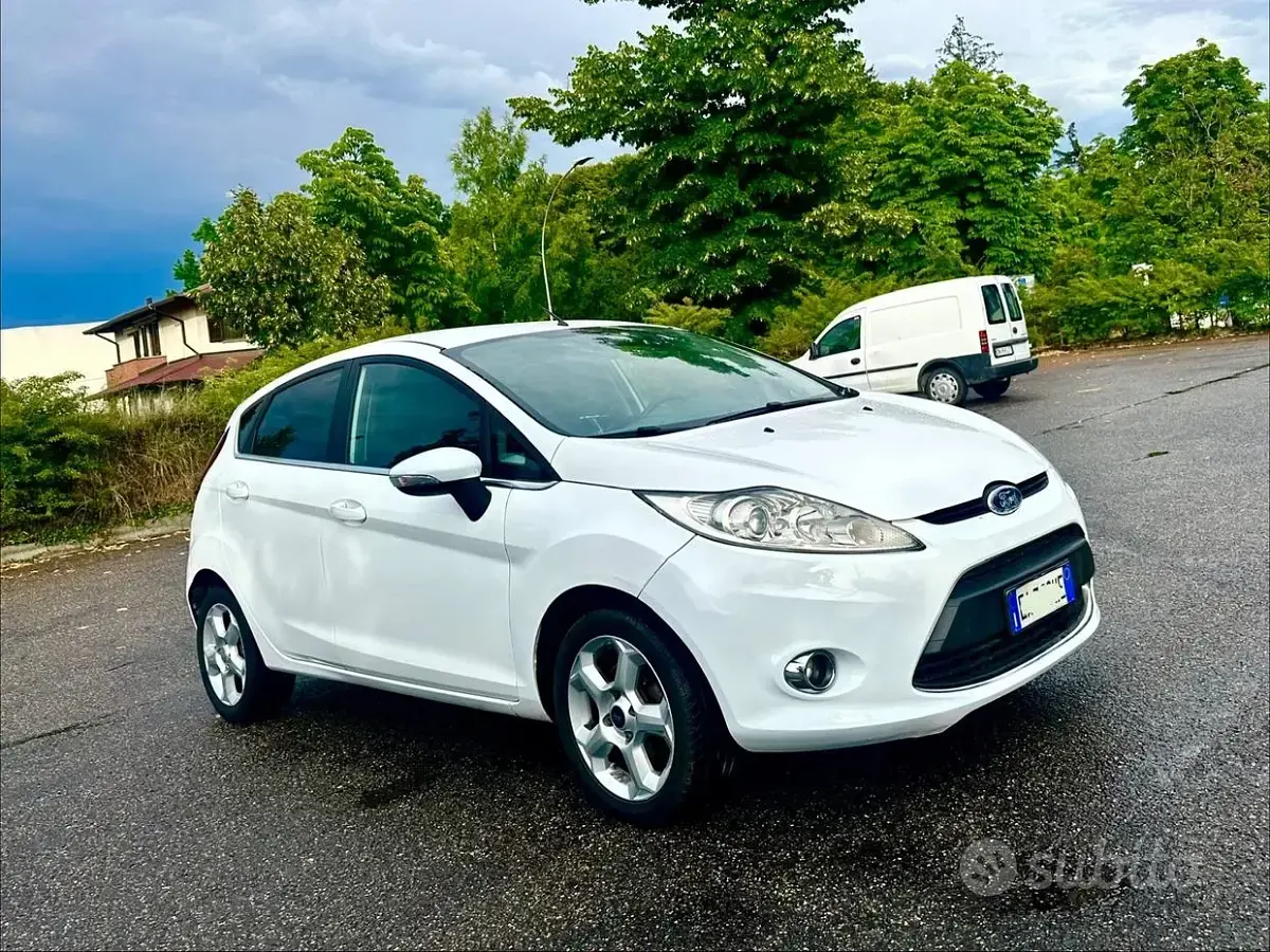 Usata Ford Fiesta 92 CV (67 kW) 2010 Bianco Berlina