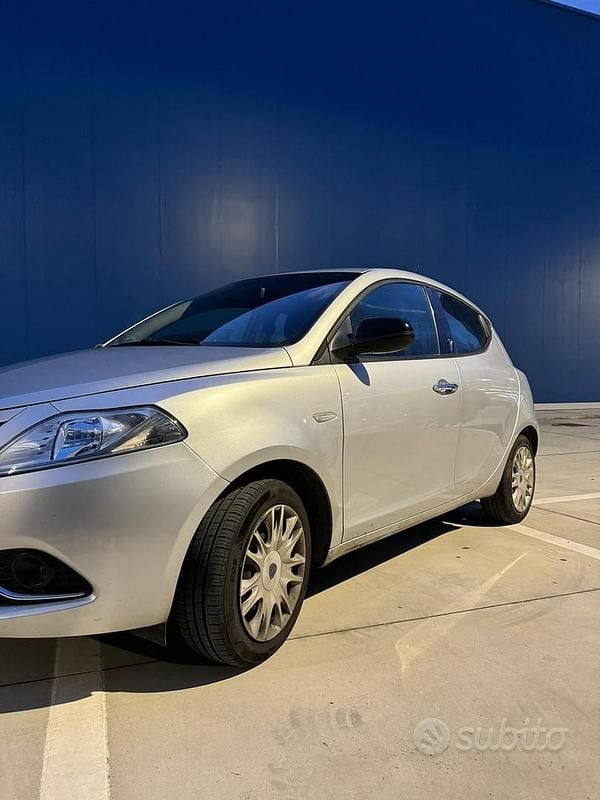 Usata Lancia Ypsilon 80 CV (58 kW) 2017 Grigio Utilitaria
