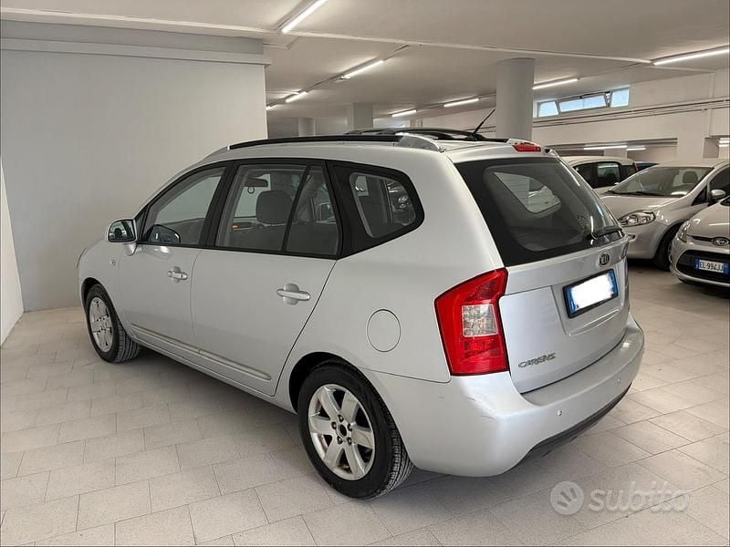 Begagnad Kia Carens EX 140 HK (102 kW) 2009 Grå Minibuss