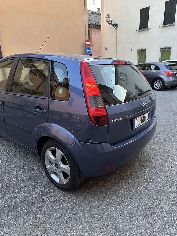 Usata Ford Fiesta Ghia 90 CV (66 kW) 2005 Utilitaria