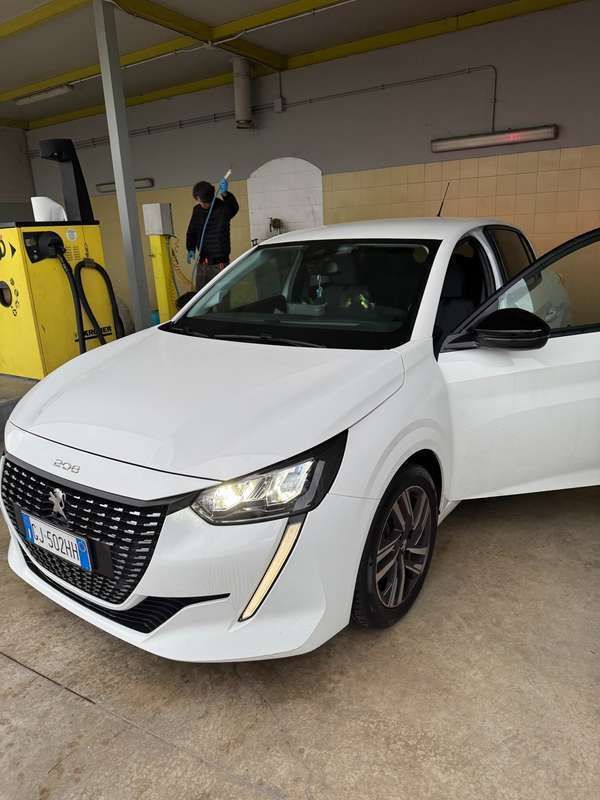 Bianco Usata 2022 Peugeot 208 Allure Due volumi | 15.999 € (Buon prezzo) - Immagine 1/4
