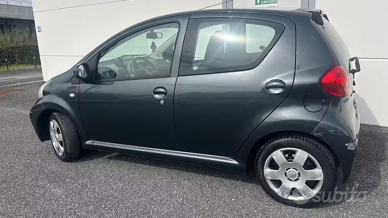 Usata Toyota Aygo 67 CV (49 kW) 2007 Grigio Utilitaria