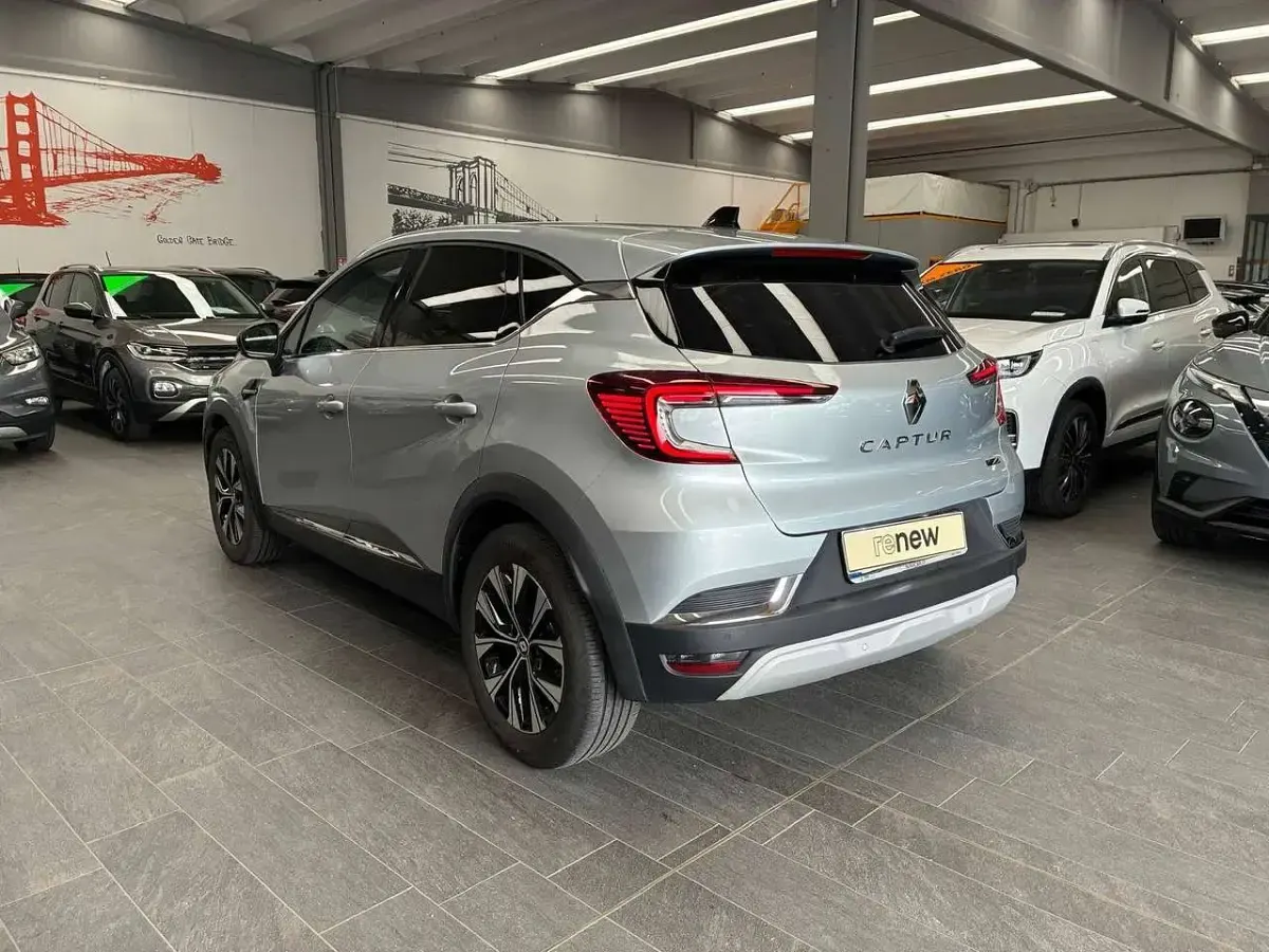 Usata Renault Captur Techno 94 CV (69 kW) 2023 Argento metallizzato SUV