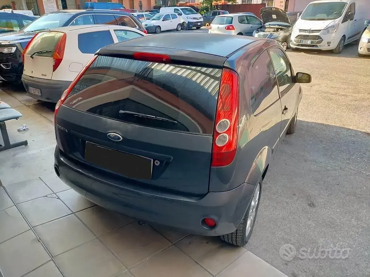 Usata Ford Fiesta Ghia 75 CV (55 kW) 2008 Grigio Utilitaria