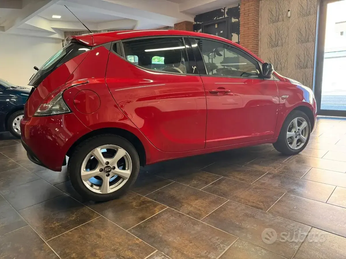 Usata Lancia Ypsilon 69 CV (50 kW) 2015 Rosso Utilitaria