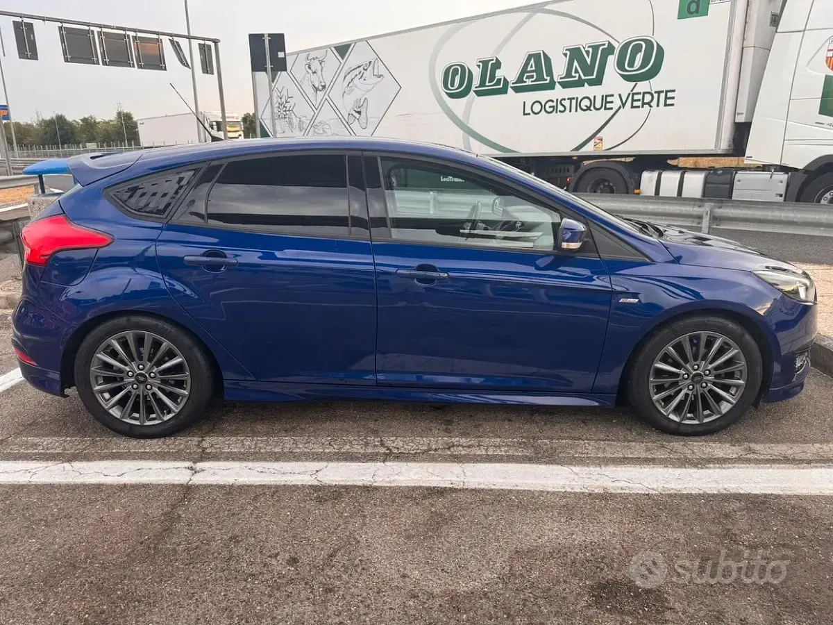 Usata Ford Focus 120 CV (88 kW) 2017 Bluazzurro Berlina