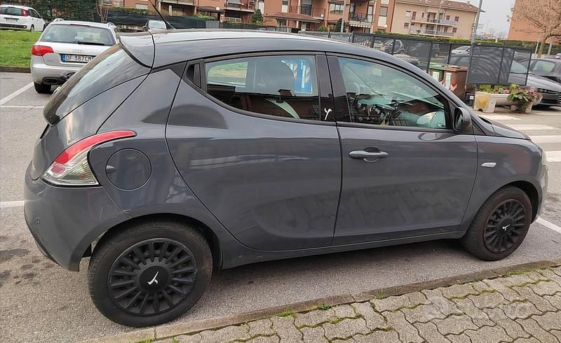 Usata Lancia Ypsilon 69 CV (50 kW) 2014 Grigio Utilitaria