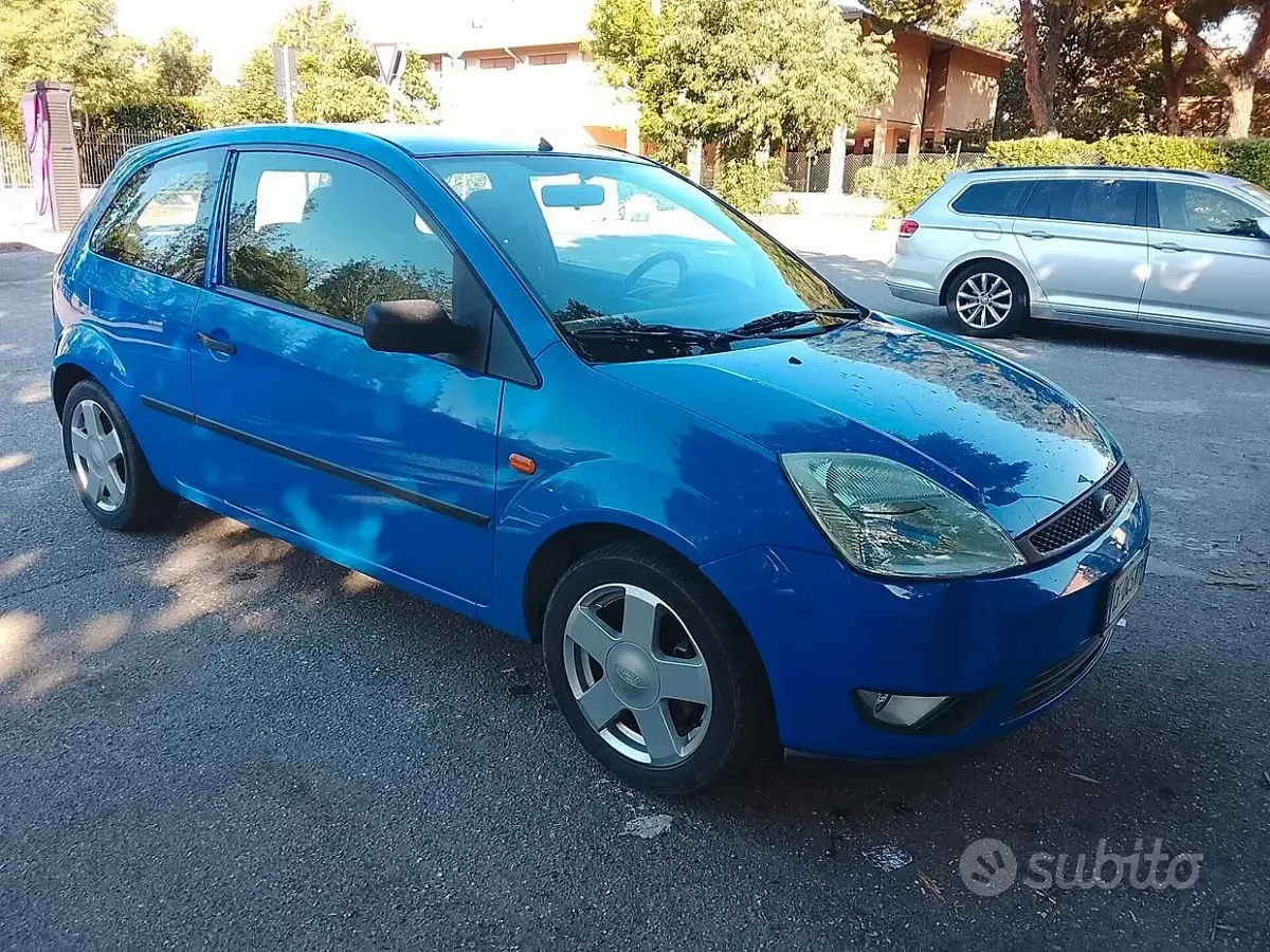 Usata Ford Fiesta 75 CV (55 kW) 2003 Blu Utilitaria