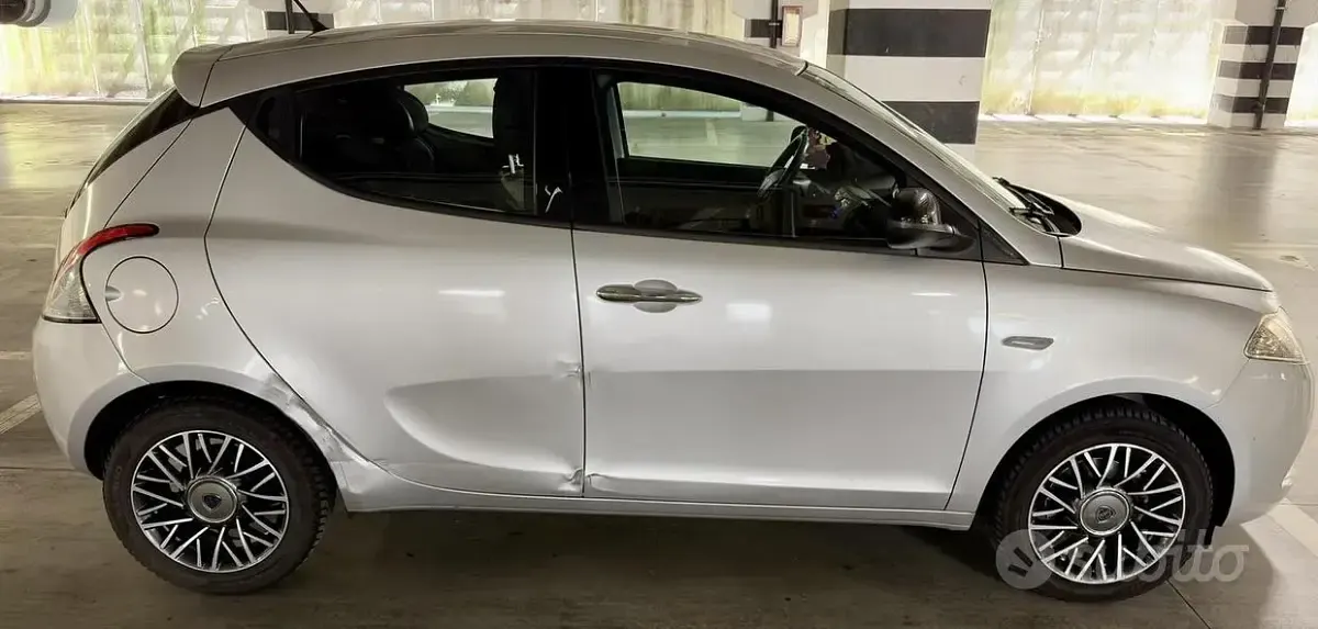 Usata Lancia Ypsilon Gold 69 CV (50 kW) 2016 Grigio Utilitaria