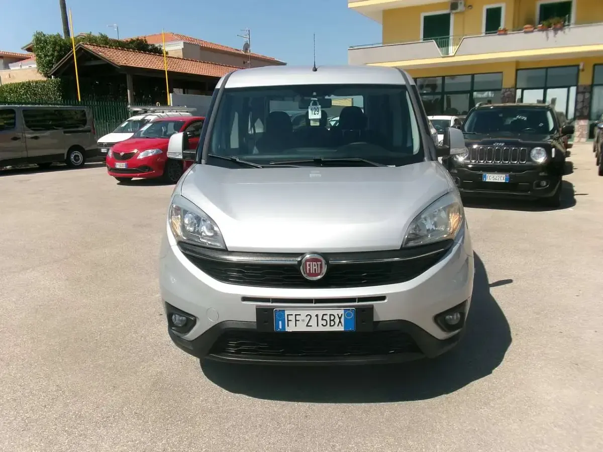 Usata Fiat Doblò Lounge 95 CV (69 kW) 2016 Argento Monovolume