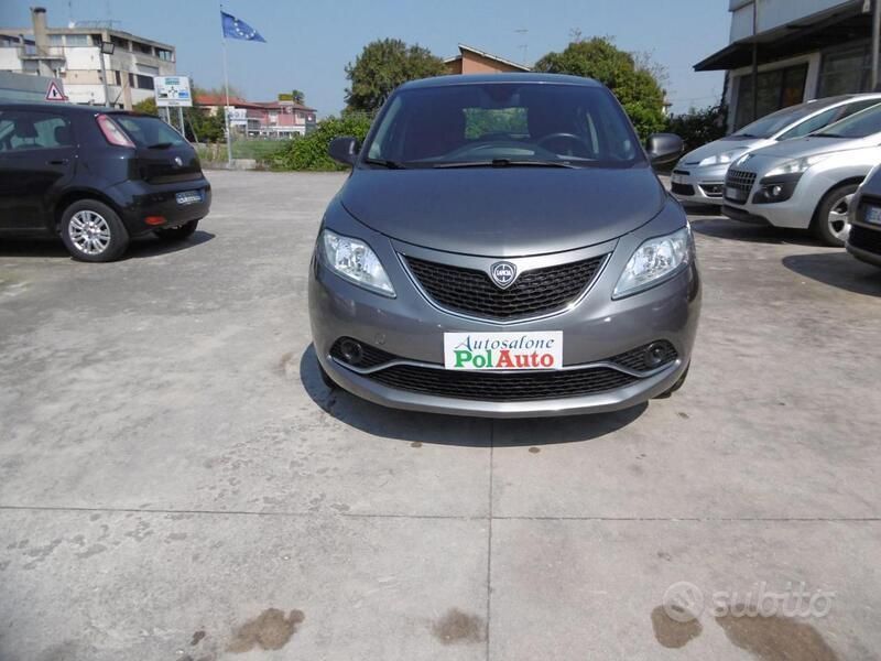 Usata Lancia Ypsilon Gold 69 CV (50 kW) 2016 Grigio scuro Utilitaria