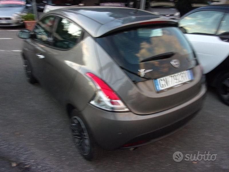 Usata Lancia Ypsilon Gold 69 CV (50 kW) 2023 Grigio Utilitaria