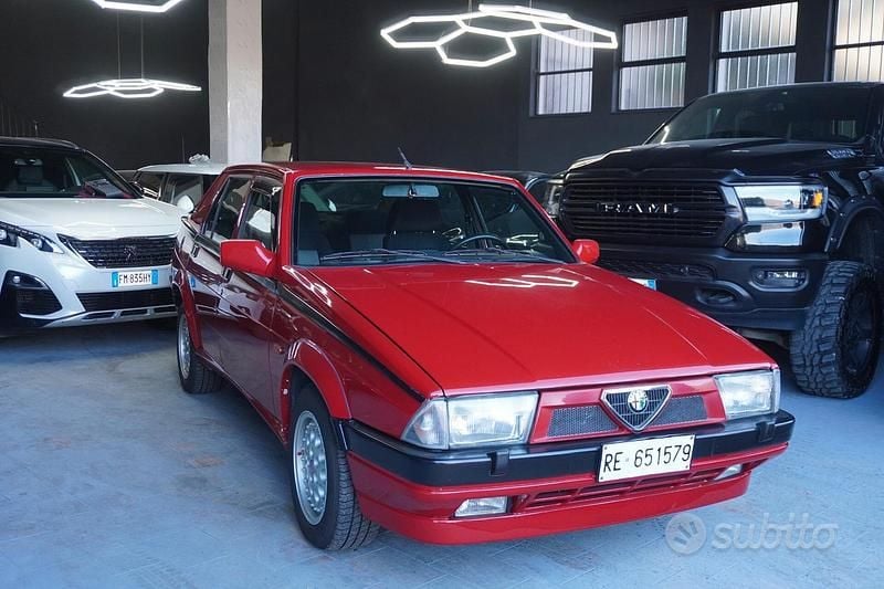 Usata Alfa Romeo 75 148 CV (108 kW) 1991 Rosso Berlina