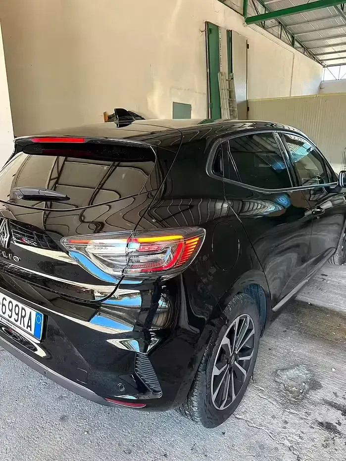 Usado Renault Clio V 101 HP (74 kW) 2023 Preto Sedan