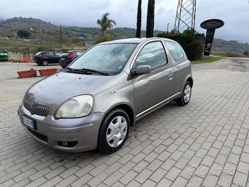 Grigio Usata 2005 Toyota Yaris Sol Coupé | 999 € (Buon prezzo) - Immagine 1/4
