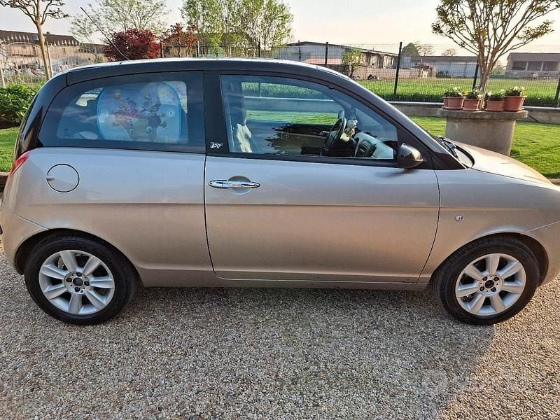 Usata Lancia Ypsilon 70 CV (51 kW) 2006 Marrone Utilitaria
