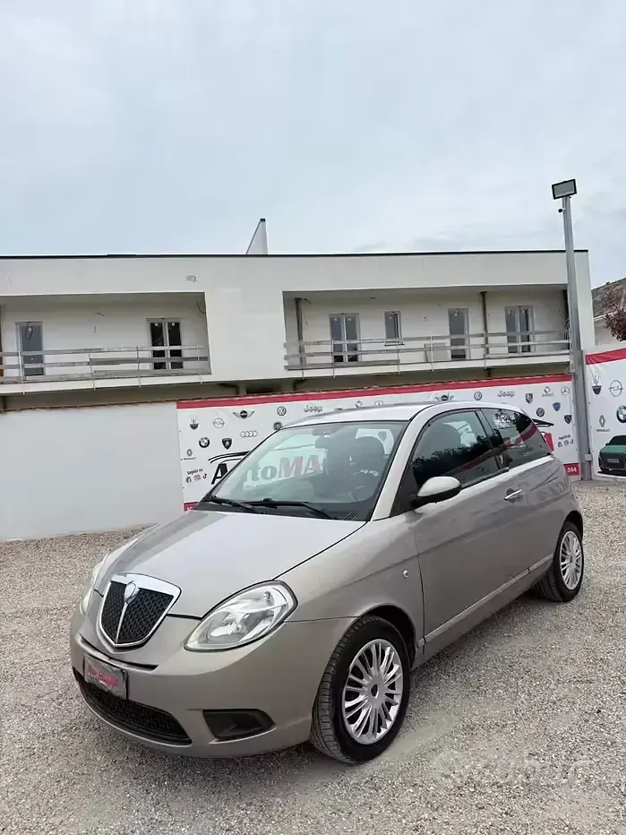 Usado Lancia Ypsilon 75 HP (55 kW) 2007 Castanho Citadino
