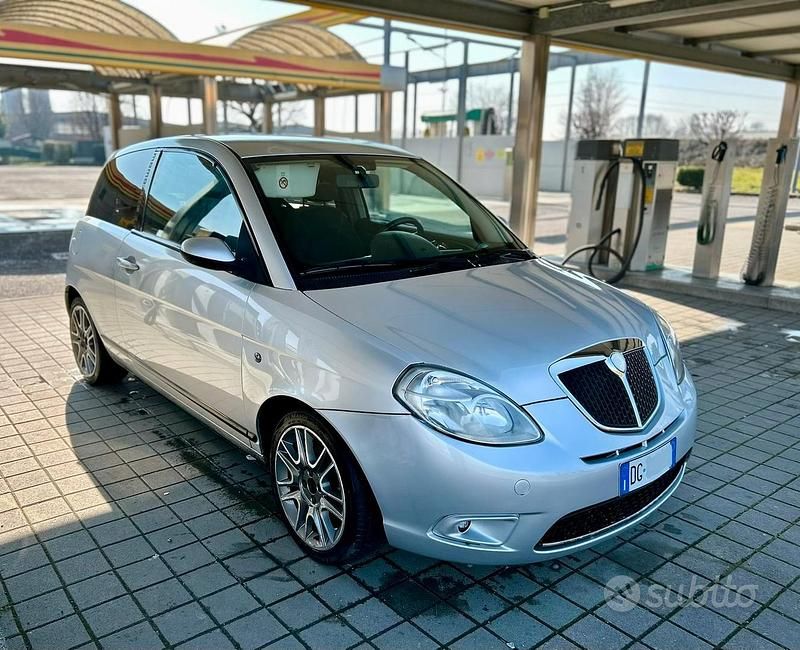 Usata Lancia Ypsilon 90 CV (66 kW) 2007 Argento Utilitaria