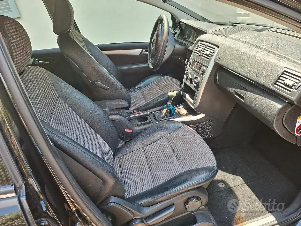 Usata Mercedes B180 109 CV (80 kW) 2006 Nero Monovolume