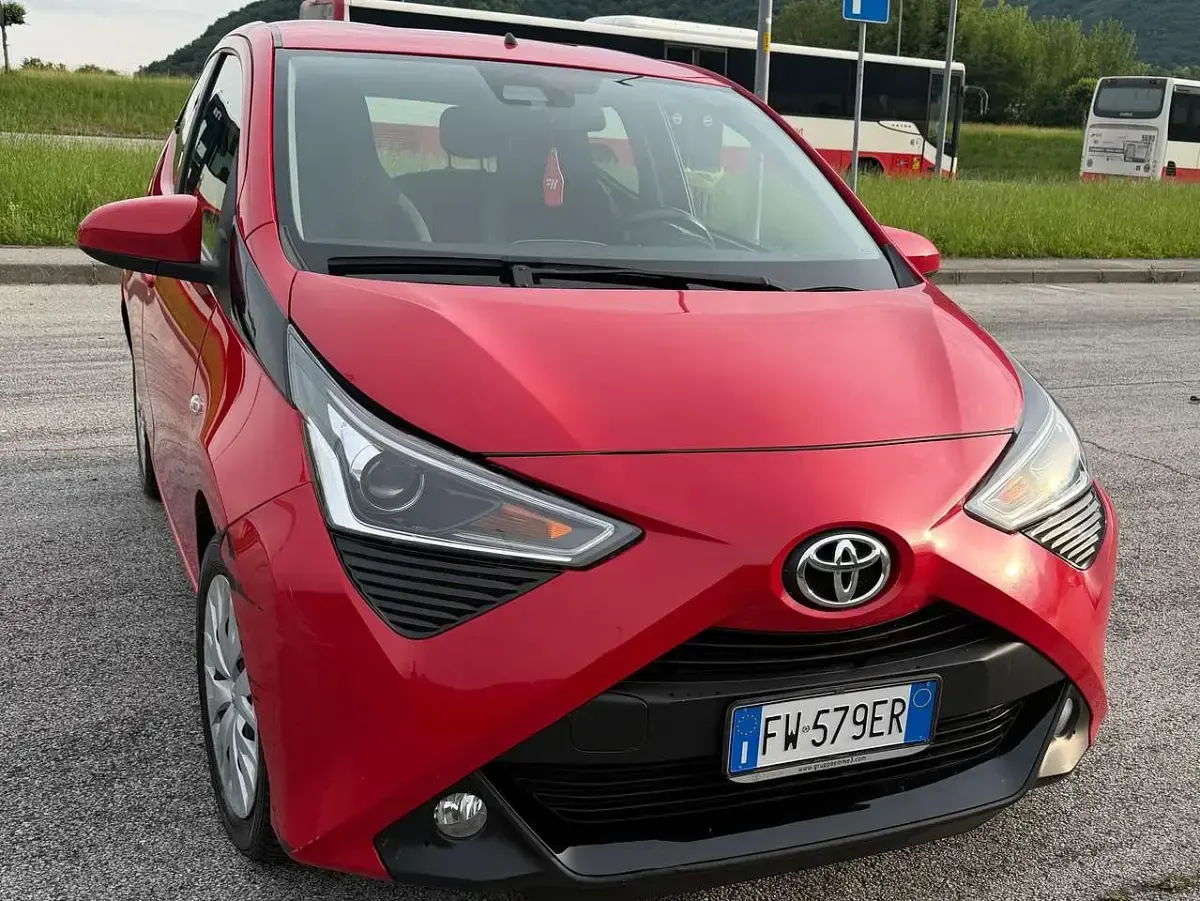 Usata Toyota Aygo X-clusiv 72 CV (52 kW) 2019 Rosso Utilitaria